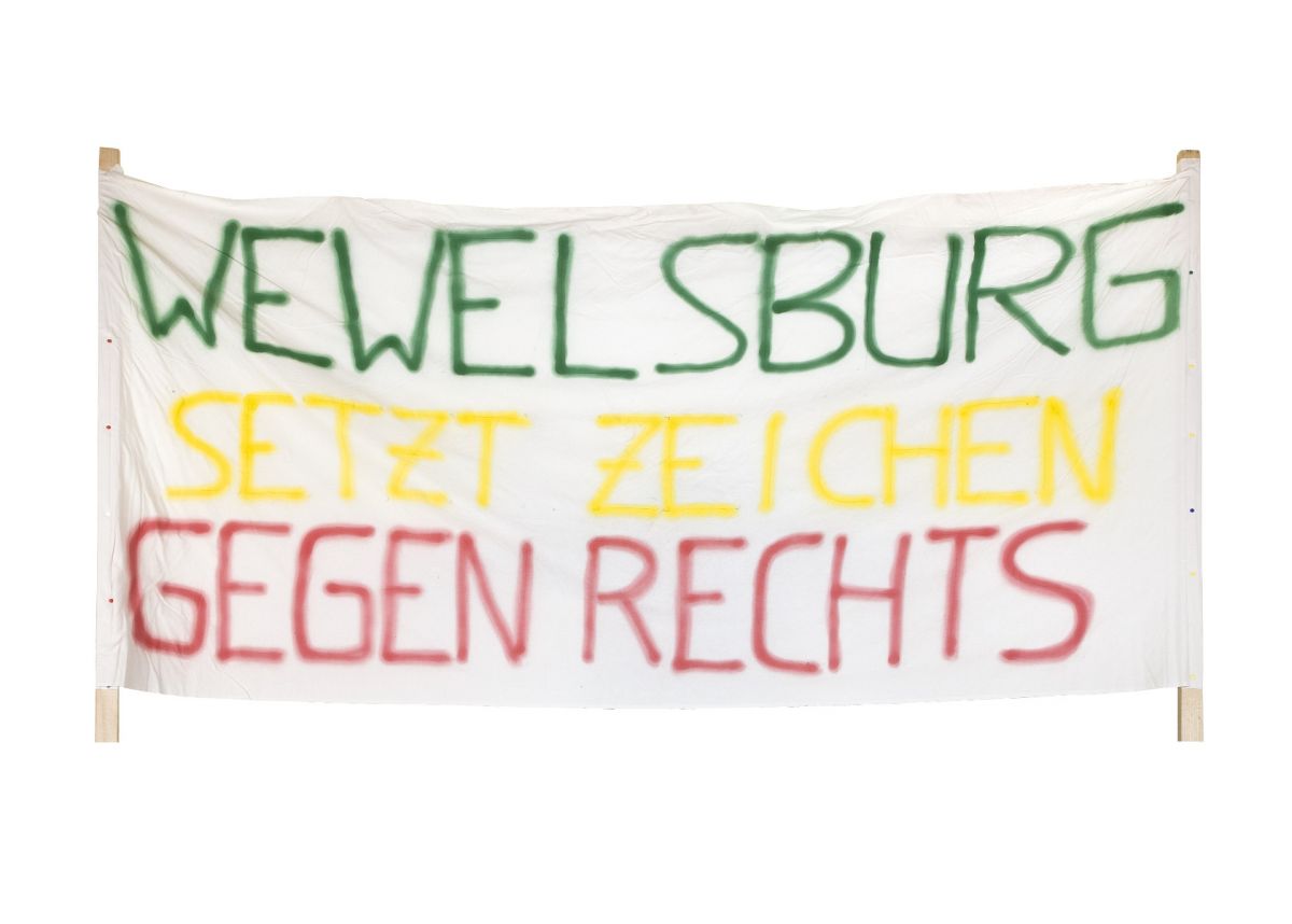 Transparent mit der Aufschrift „Wewelsburg setzt ein Zeichen gegen Rechts“